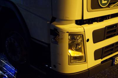 Stuttgart: Spektakulaerer Unfall durch Spurwechsel, Auto durchbrach Zaun und landet in der Wiese